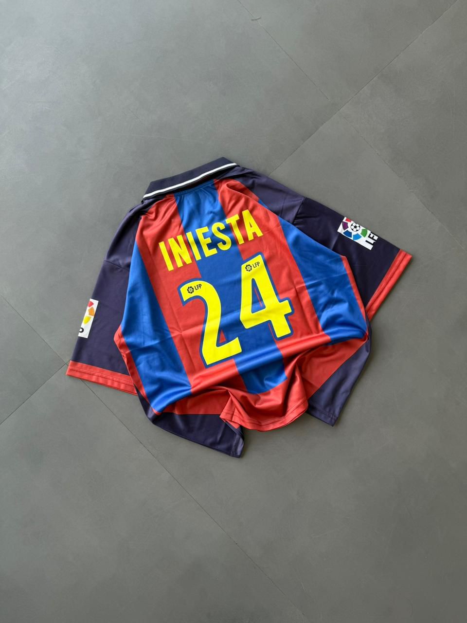 vintage FC Barcelona 2000-01 home (FIVE-SLEEVE jersey) Iniesta